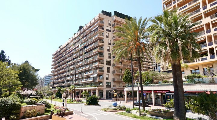 Appartement spacieux de La Réserve avec vue panoramique sur la Méditerranée.