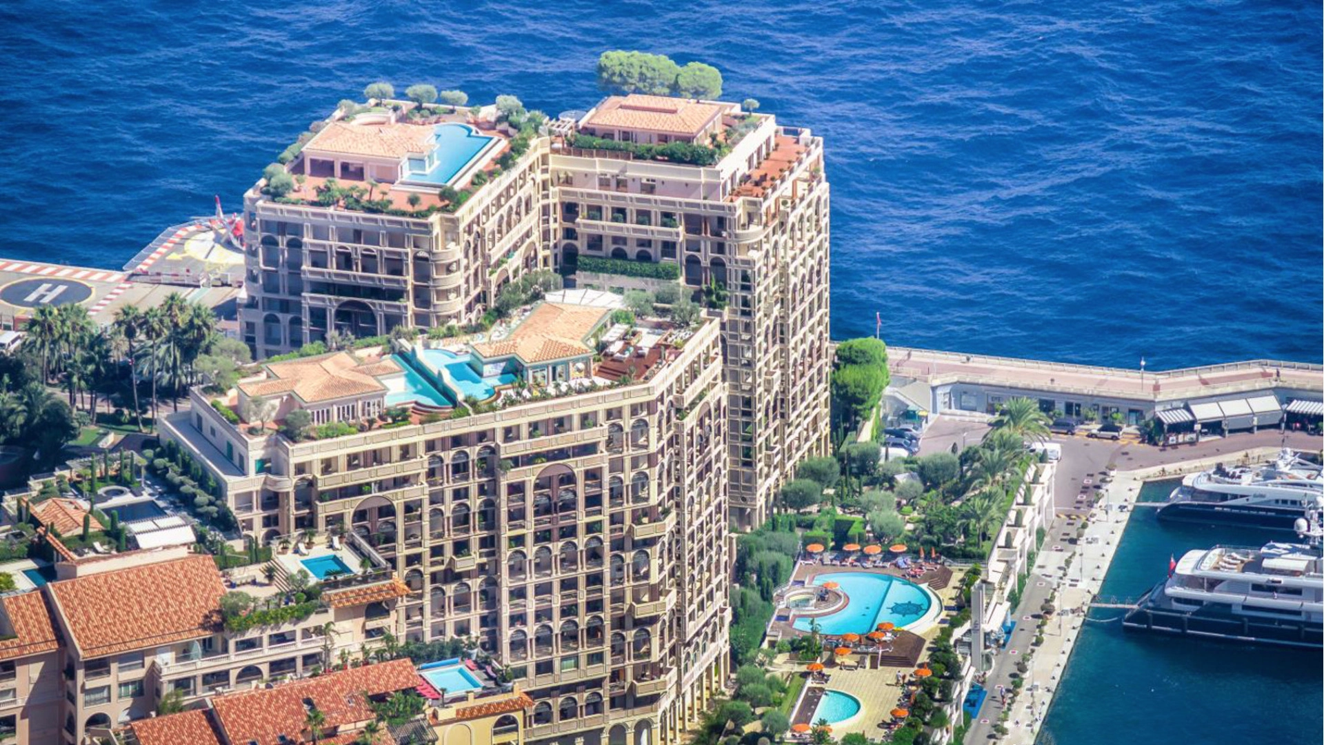 Vue aérienne du Palazzo Leonardo, Monaco, avec design architectural moderne.