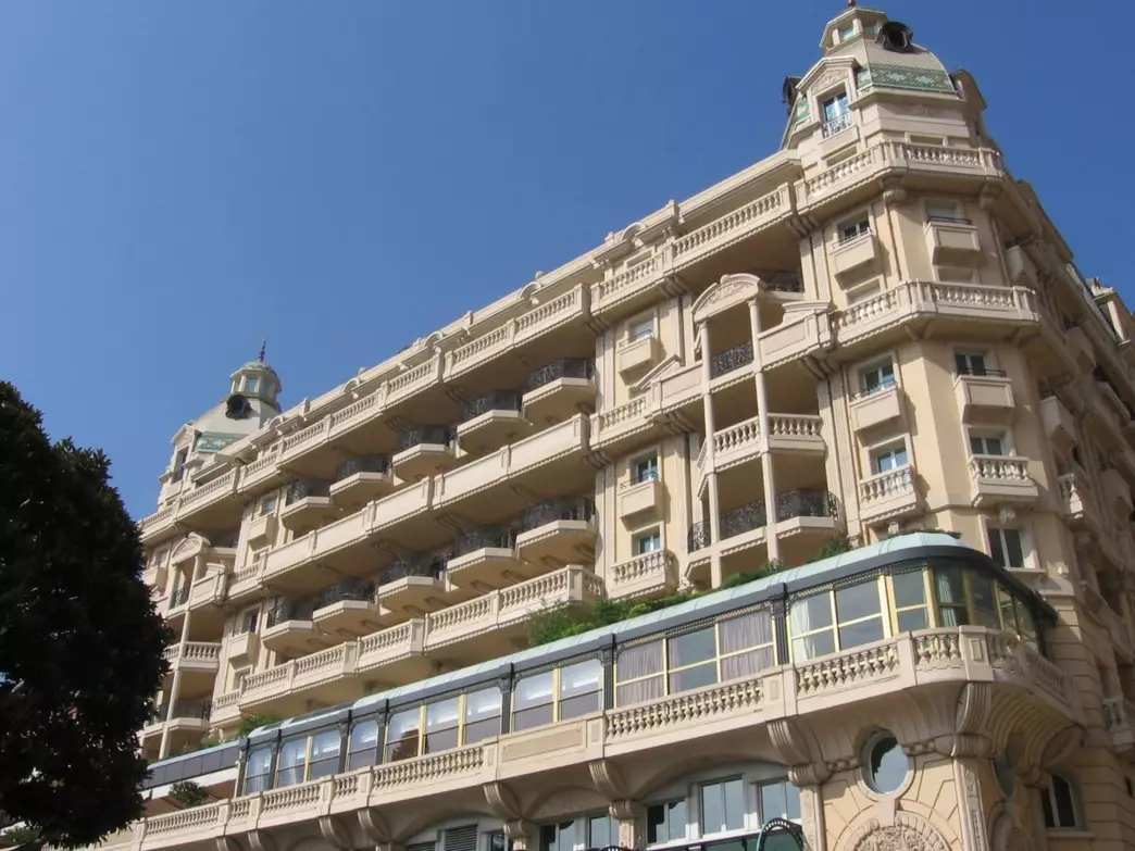 Vue extérieure de la Résidence du Métropole Monaco, mettant en valeur son architecture élégante et sa localisation dans le quartier du Carré d'Or.