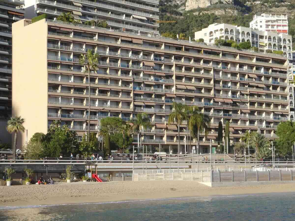 Extérieur du Bahia Monaco avec une architecture moderne et des vues sur la mer, situé sur l’Avenue Princesse Grace.