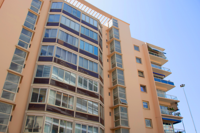 Extérieur du bâtiment Le Roqueville Monaco avec une architecture moderne et épurée.