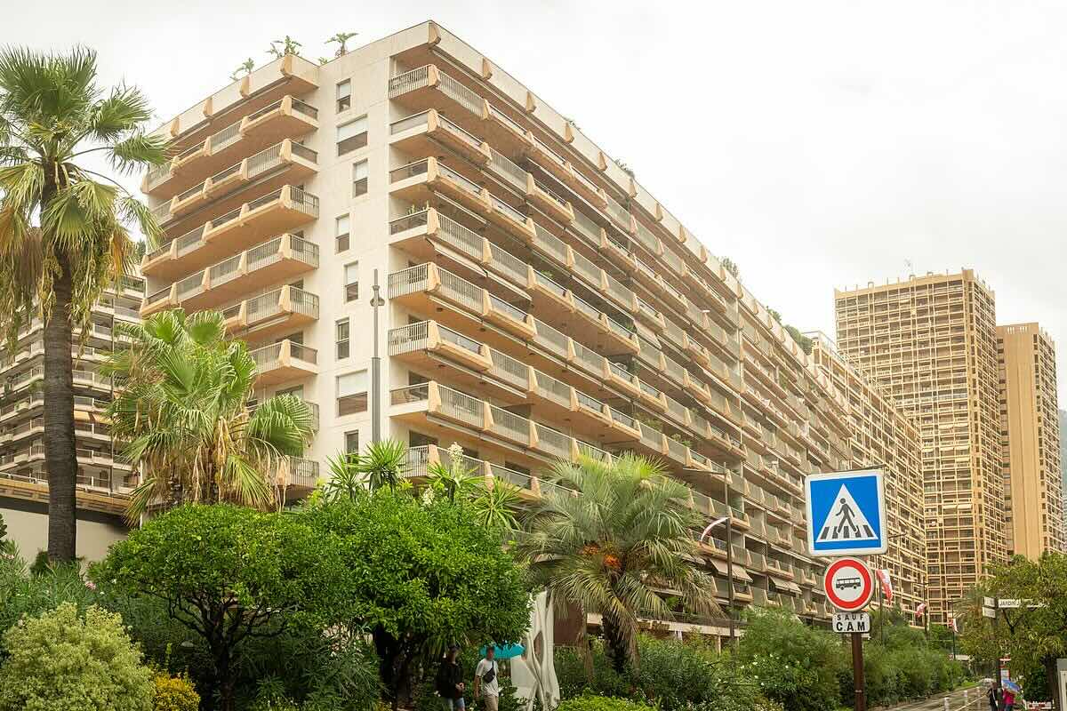 Vue extérieure impressionnante de l'Emilie Palace Monaco, mettant en avant son design moderne et son architecture élégante.