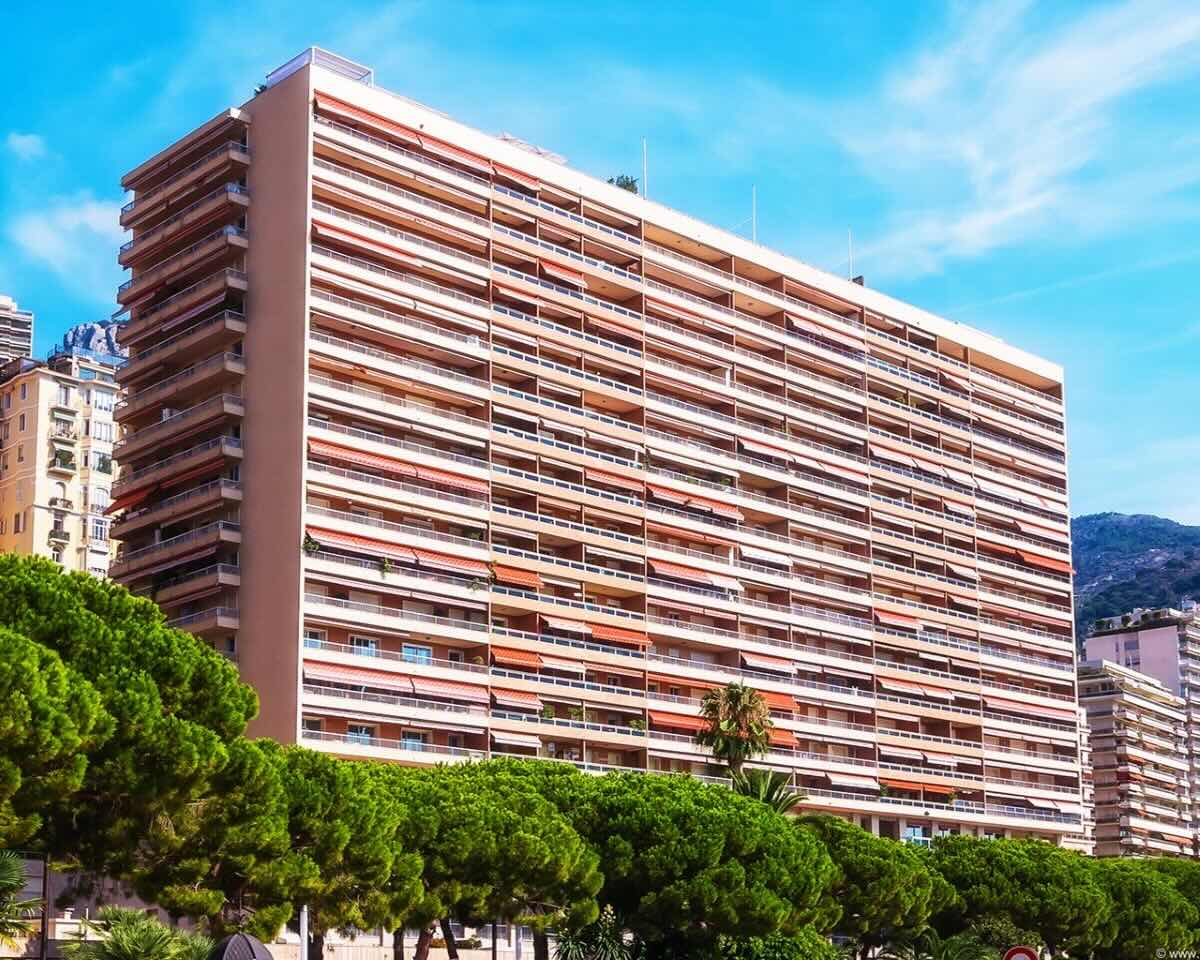 Vue depuis la terrasse de L'Estoril Monaco sur la plage de Larvotto