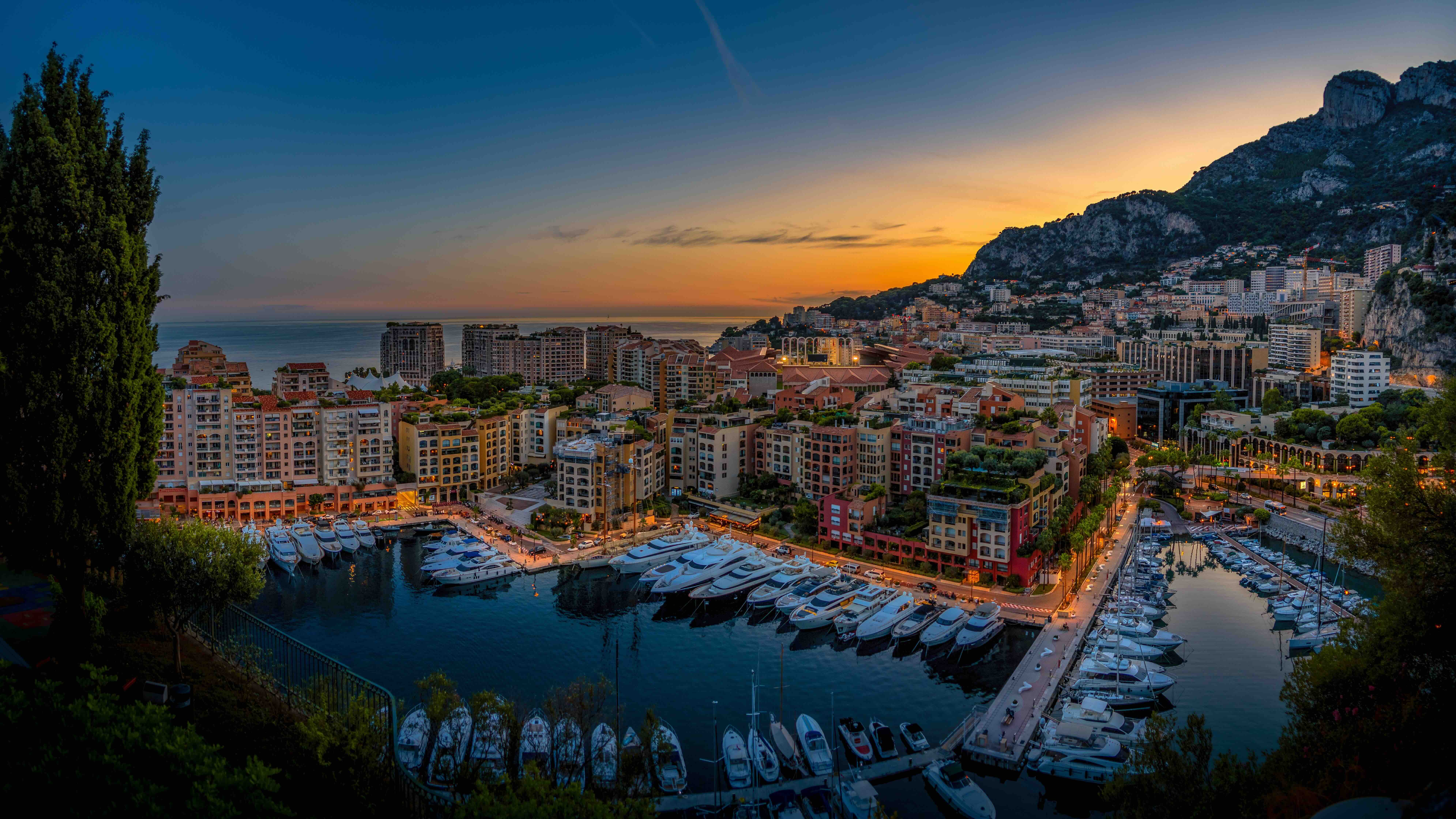 Bâtiments résidentiels modernes avec vues panoramiques sur la mer Méditerranée à Fontvieille, Monaco, entourés de parcs verdoyants et de boutiques haut de gamme.