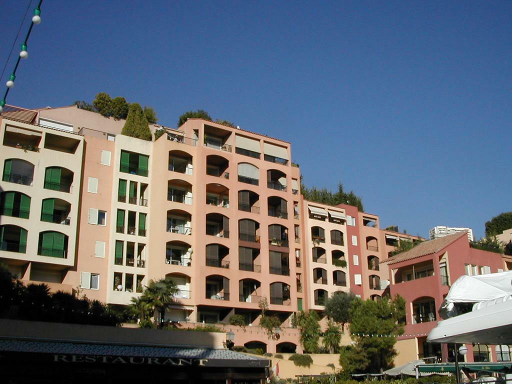 Immeuble résidentiel de luxe Le Grand Large Monaco avec des vues panoramiques sur la Méditerranée et le port de Monaco.