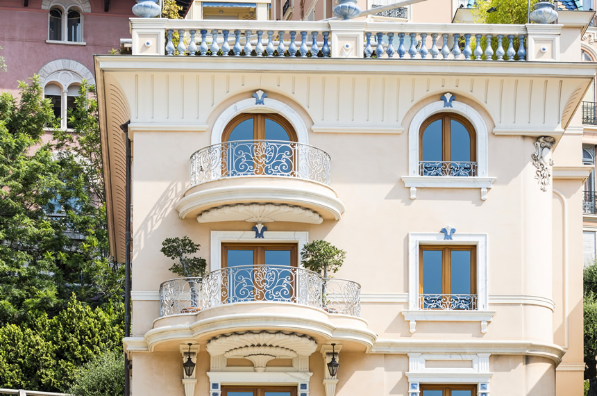 Villa Montjoie à Monaco, mettant en valeur son architecture Belle Époque et ses vues imprenables sur la mer Méditerranée.