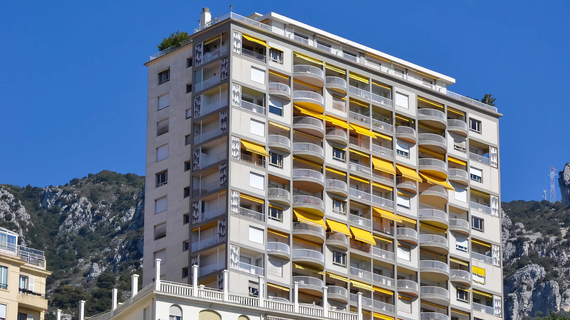 Les Abeilles, un immeuble résidentiel prestigieux dans le quartier La Rousse à Monaco, alliant architecture moderne, vues panoramiques sur la Méditerranée et équipements de luxe.