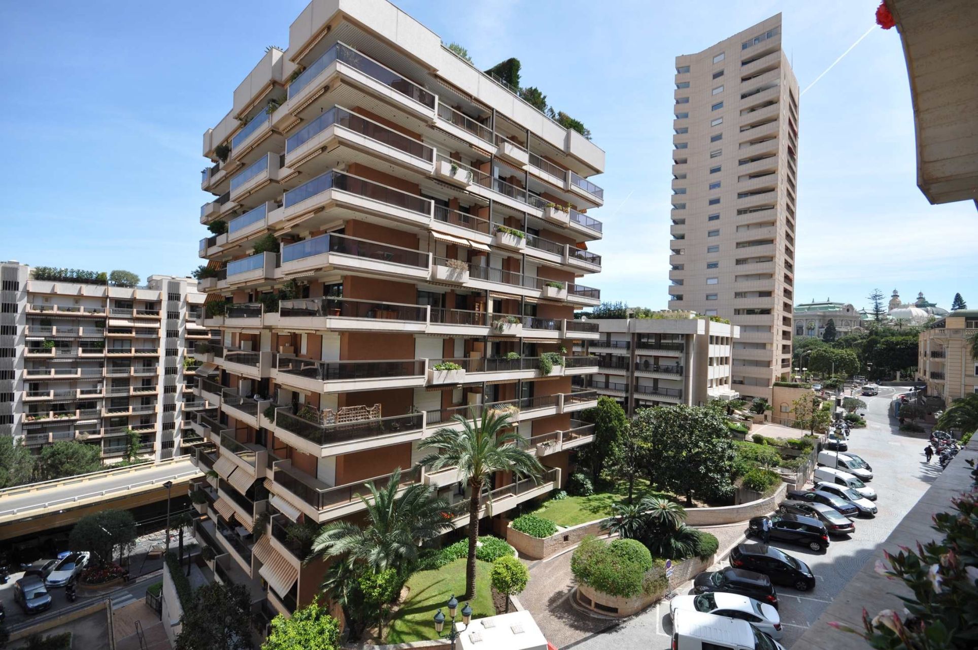 Vue sur la Méditerranée et la skyline de Monte-Carlo depuis les résidences des Acanthes.