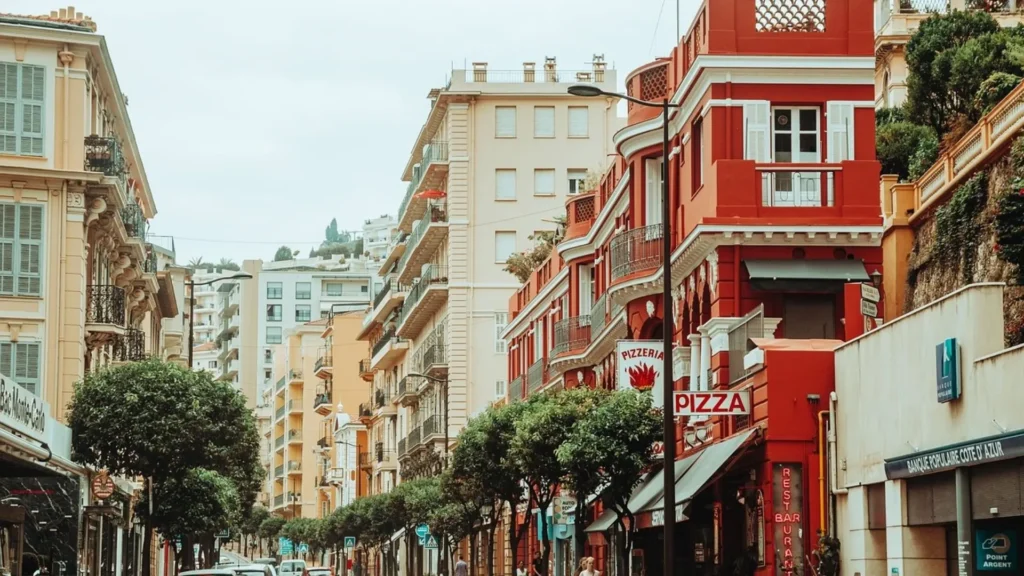 Rue Grimaldi, a lively shopping street with restaurants and elegant buildings.