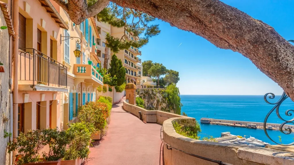 A street on the Rock in the iconic district home to the Prince’s Palace, quiet and peaceful, offering a serene and charming atmosphere.