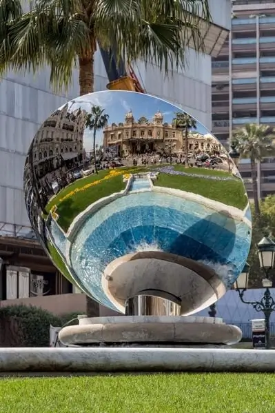 The mirror sculpture in the Monte-Carlo district next to the Casino.